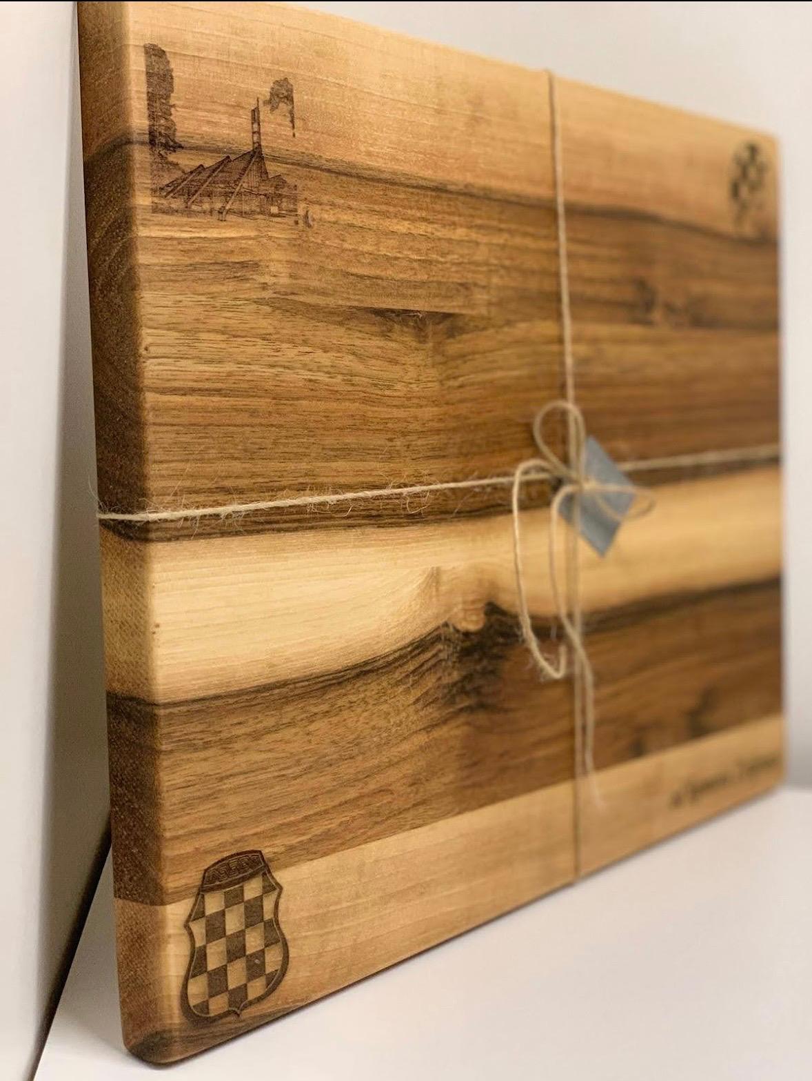 personalizirana kuhinjska daska sa porukom i gravurom BiH
