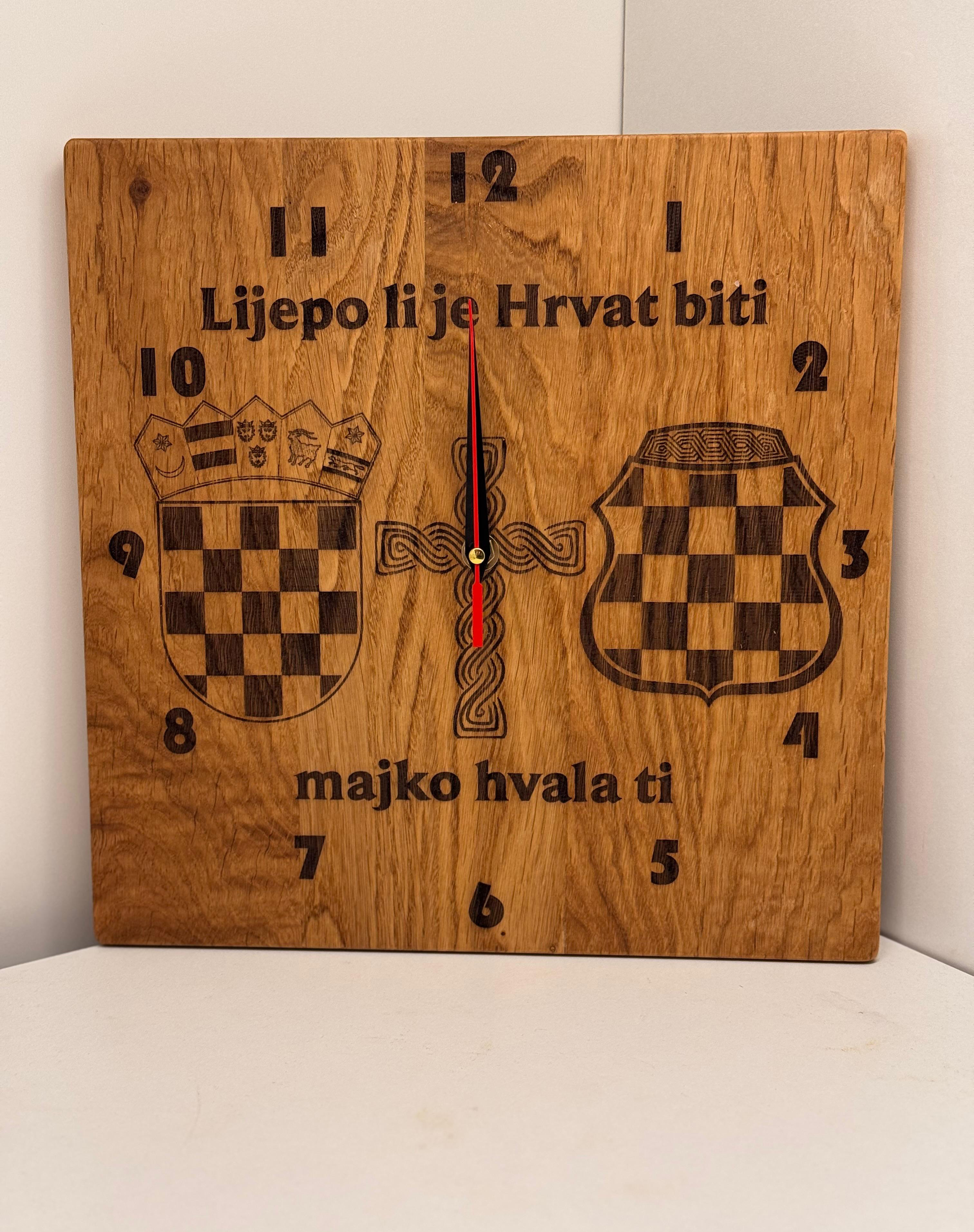 gravirani drveni zidni sat sa porukom EngraFix